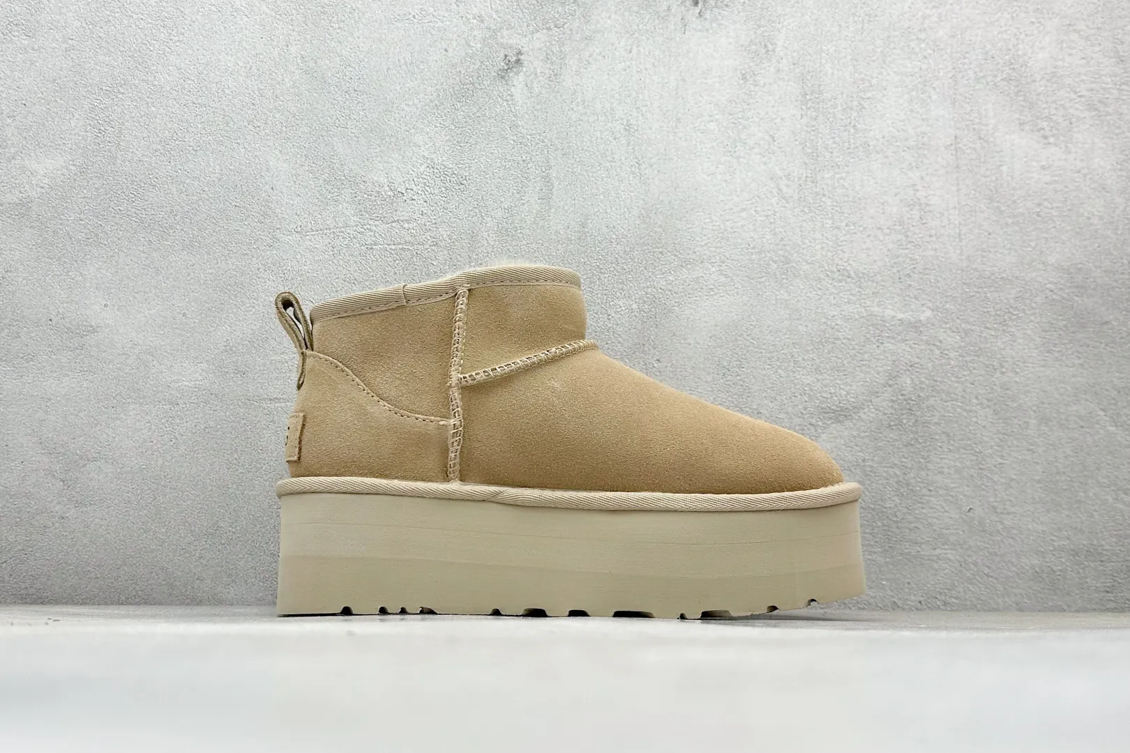 🐲💰 520 supports store placement. The top version on the market is UGG sheepskin snow boots. Mini thick-soled short-tube 5cm. Xiaohongshu’s hot model. Produced by a major foreign trade factory in Guangzhou. Genuine sheepskin from toe to insole. Independent outer box packaging. Chip. Waterproof technology. Different from any version on the market. 5cm thick sole. Independent original development of outsole. Cashmere insole. Keep warm in winter. It is a very suitable choice for home use. In the new year, uug launches a style series. Partly catered to the preferences of young consumers, it has also moved to the forefront of fashion trends. Shoe body material: water-repellent coated suede upper, 17 mm UGGPURE™ implanted wool insole, lightweight non-slip comfortable rubber outsole, brand LOGO trademark, complete package, item number: 1135092, size: 35 36 37 38 39 40